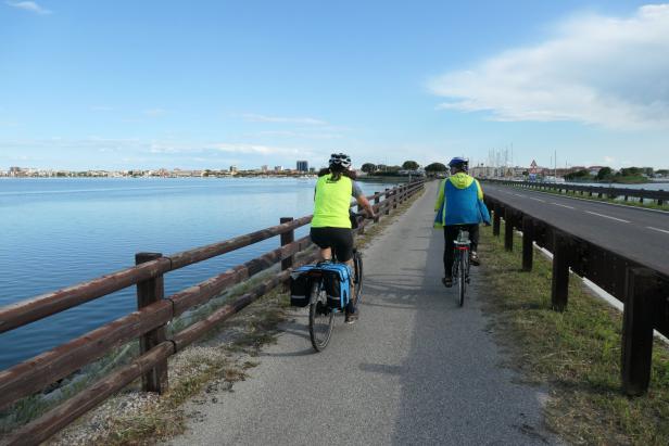 Radfahrer in der letzten Etappe des Alpe Adria Rdwegs vor Grado