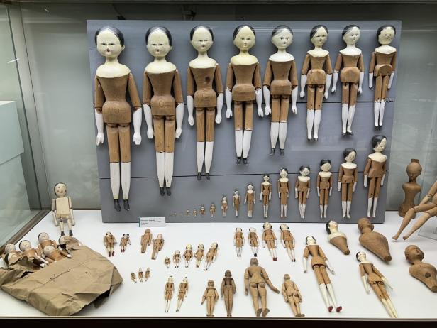 Museum Gherdëina von Gröden: Gliederpuppen-Mustertafel.