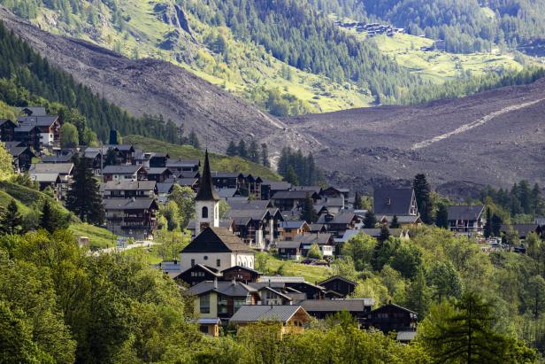 Swiss village buried after collapse of glacier