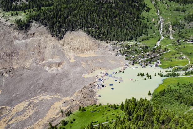Swiss village buried after collapse of glacier