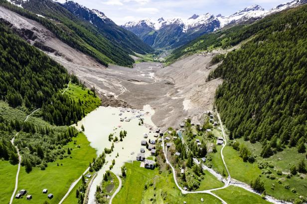 Swiss village buried after collapse of glacier