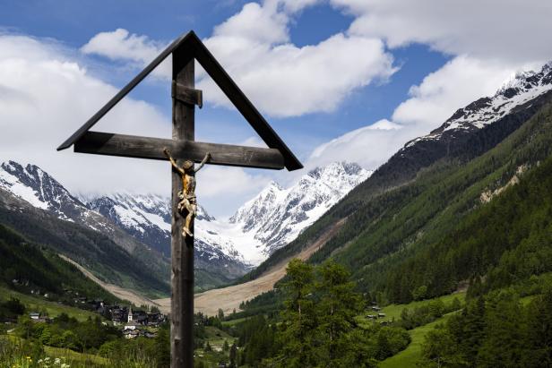 Swiss village buried after collapse of glacier