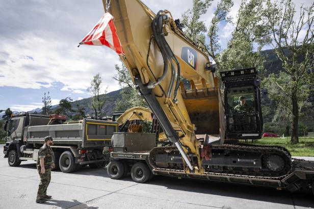 Swiss village buried after collapse of glacier