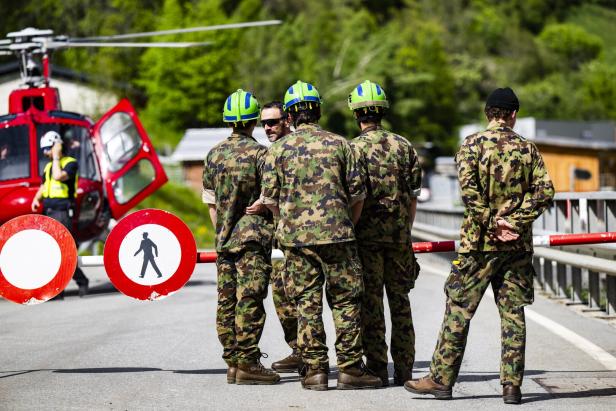 Swiss village buried after collapse of glacier