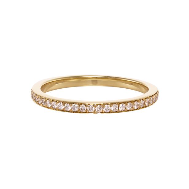 Ein goldener Ehering von Attre mit kleinen Diamanten.