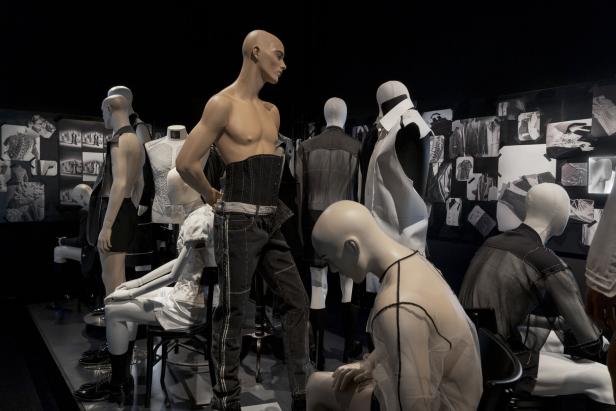 Mehrere Schaufensterpuppen präsentieren Mode in einer Ausstellung.
