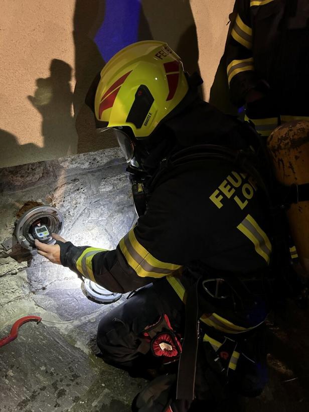 Feuerwehrmann beim Einsatz: Er misst Konzentration von Kohlenmonxid.