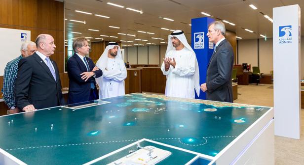 ADNOC-CEO Sultan Ahmed Al Jaber mit dem damaligen OMV-CEO Rainer Seele und einem Plan der Ghasha-Konzession im Jahr 2018. ADNOC-CEO Sultan Ahmed Al Jaber mit dem damaligen OMV-CEO Rainer Seele und einem Plan der Ghasha-Konzession im Jahr 2018.