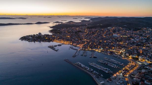 Abendstimmung mit untergehender Sonne am Meer in Vodice.