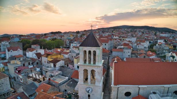 Ein Blick über die Dächer der malerischen Küstenstadt Vodice.