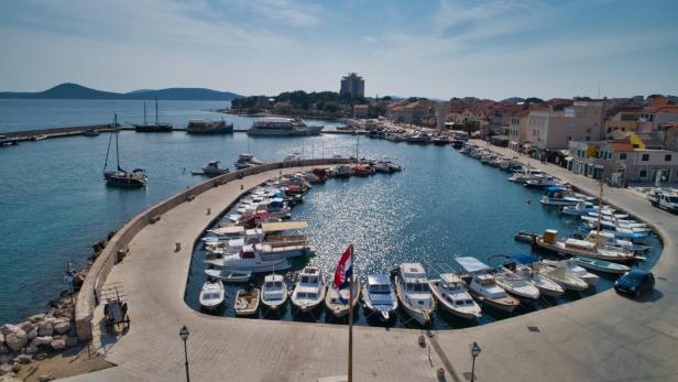 Die Hauptpromenade mit Blick auf den Himmel, die Boote und das Meer.