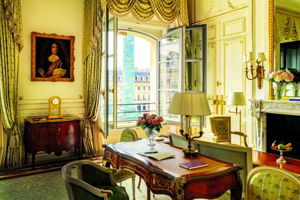 Ein luxuriöses Arbeitszimmer mit Blick auf die Vendôme-Säule in Paris.