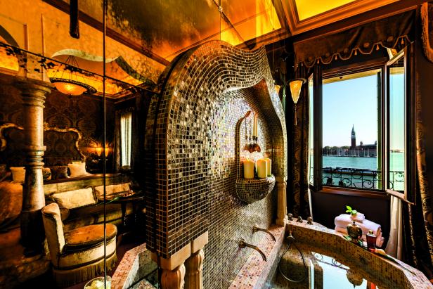 Ein luxuriöses Badezimmer mit Mosaikfliesen und Blick auf Venedig.
