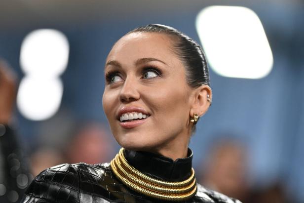 Miley Cyrus auf dem roten Teppich der Met Gala mit goldenem Halsband.