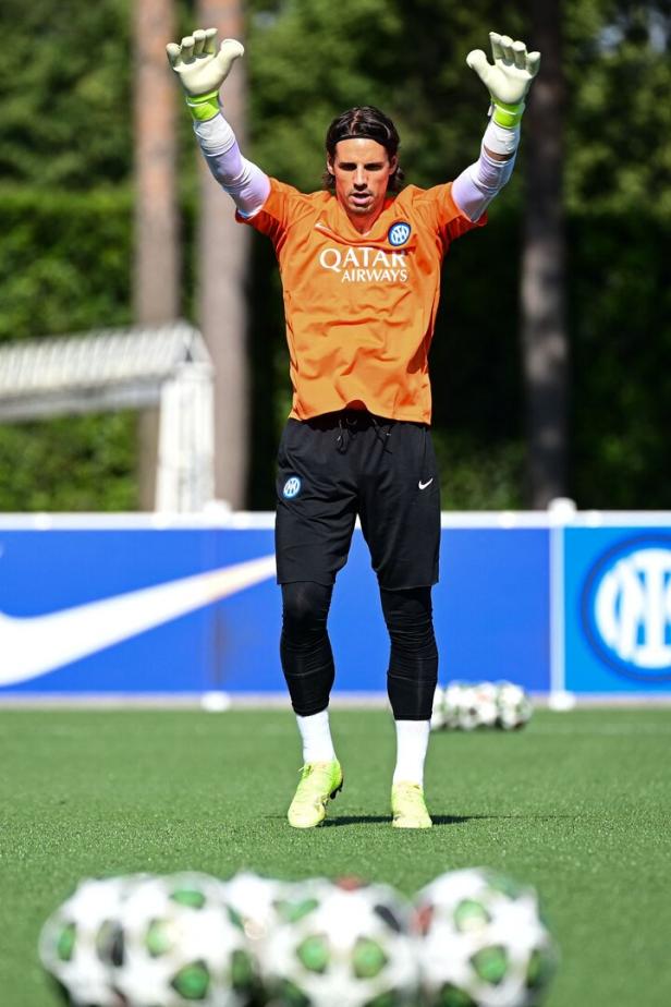 Ein Torwart von Inter Mailand trainiert auf dem Rasen mit erhobenen Händen.