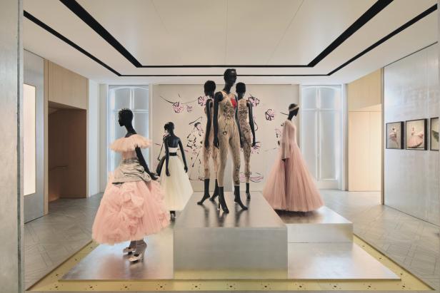 In einem Ausstellungsraum sind mehrere Mannequins mit verschiedenen Kleidern zu sehen.
