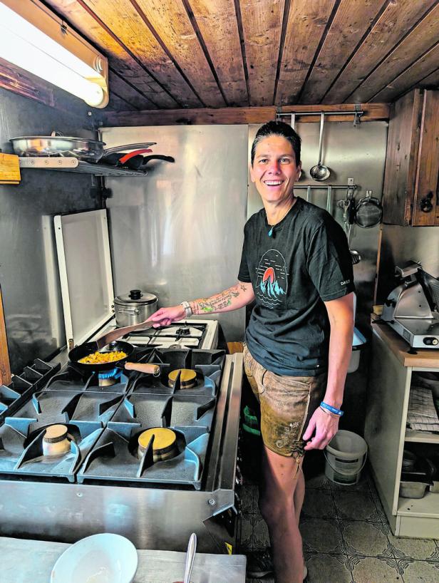 Bernadette Gerauer kocht in einer Küche.