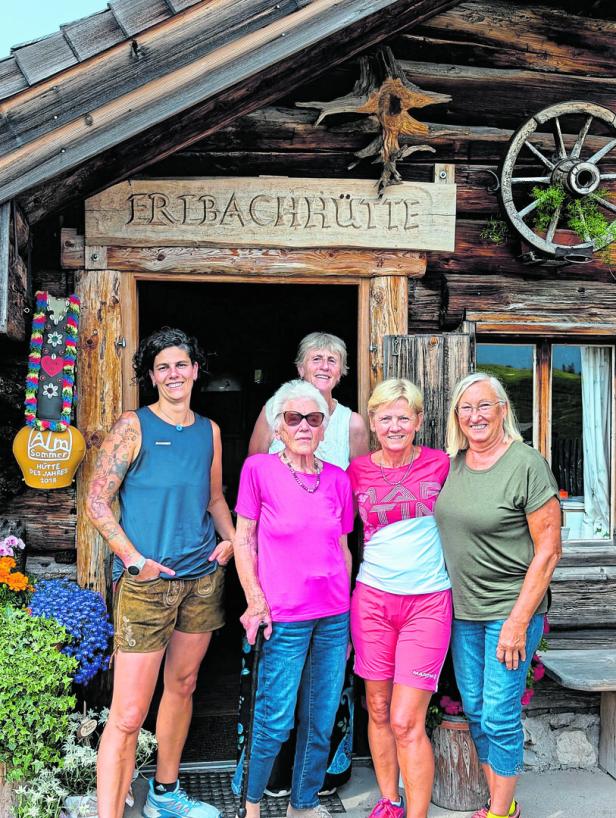 Fünf Frauen stehen vor der „Eribachhütte“.