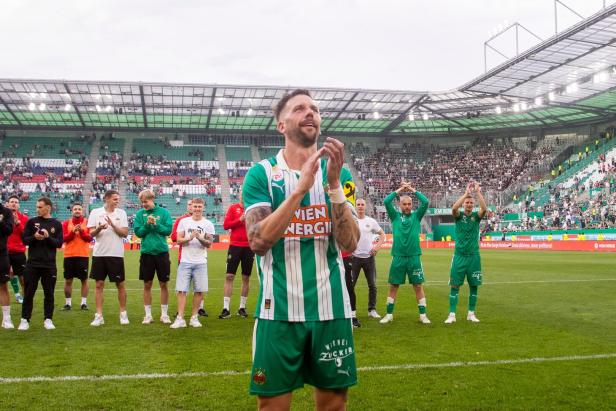 Abschied zum Feiern: Guido Burgstaller vor dem Block West