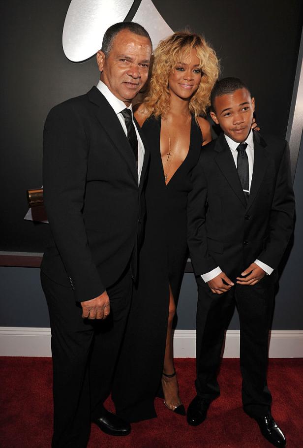 Ronald Fenty mit Tochter Rihanna und Sohn Rajad (2012) Ronald Fenty mit Tochter Rihanna und Sohn Rajad (2012)