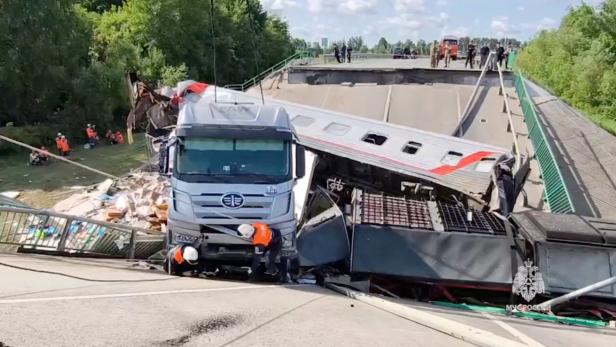 Aftermath of bridge collapse and train derailment in Russia's Bryansk region Aftermath of bridge collapse and train derailment in Russia's Bryansk region