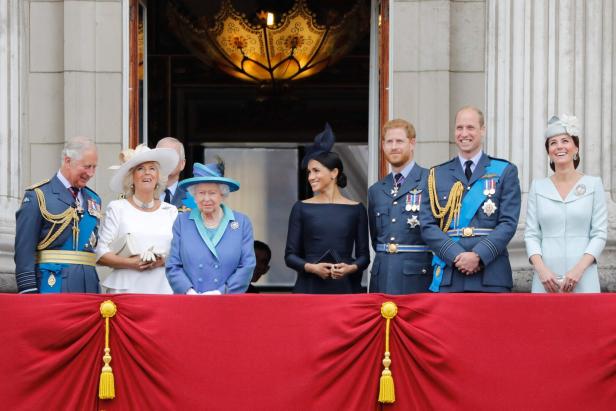 Herzogin Meghan und die britische Königsfamilie im Jahr 2018. Sie stehen auf dem Balkon des Buckingham-Palast.