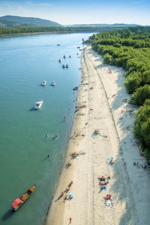 Luftaufnahme vom Donaustrand in Emmersdorf-Luberegg (Wachau): Langer Sandstrand, davor ankern Boote.