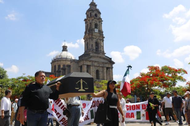 Bürger protestieren gegen die Richterwahlen in Guadalajara.