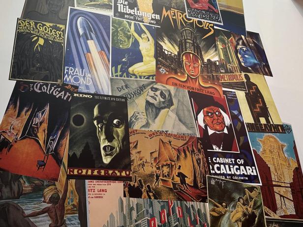 Filmplakate von Stummfilmen an der Wand 