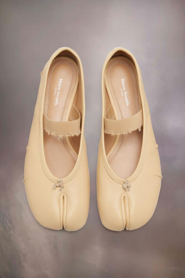 Ein Paar beigefarbene Ballerinas von Maison Margiela mit Tabi-Zehen.
