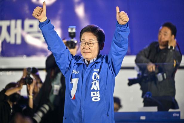 SKOREA-POLITICS-VOTE Ein Politiker in Südkorea gibt mit erhobenen Daumen ein positives Zeichen.