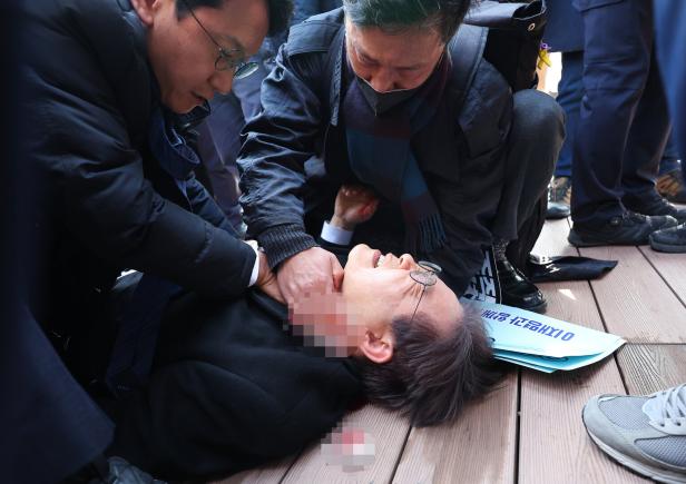 Opposition leader Lee Jae-myung attacked during visit to Busan Oppositionsführer Lee Jae-myung während eines Besuchs in Busan angegriffen.