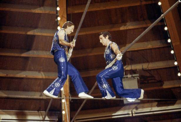 Artisten in Kostümen balancieren auf einem Seil in der Zirkusshow „Stars in der Manege“ in Deutschland, 1978.