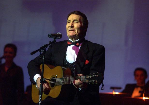 Sänger Freddy Quinn mit Gitarre während eines Auftritts.