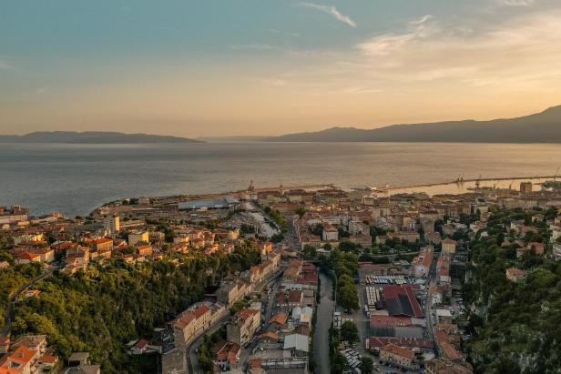 Blick auf Rijeka Herbstliche Luftaufnahme von Rijeka, Kroatien – die Stadt an der Kvarner Bucht im warmen Abendlicht mit Blick auf den Hafen, das Meer und die Altstadt.