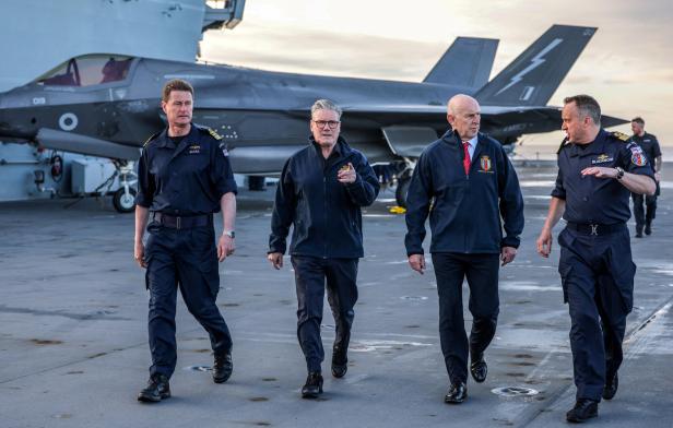 Der britische Premierminister Keir Starmer besucht den britischen Flugzeugträger HMS Prince Of Wales.
