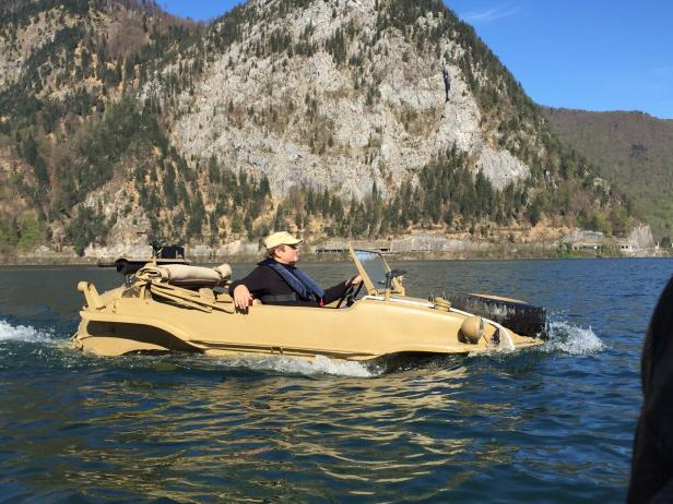 Michael Stelzl in seinem Schwimmwagen.