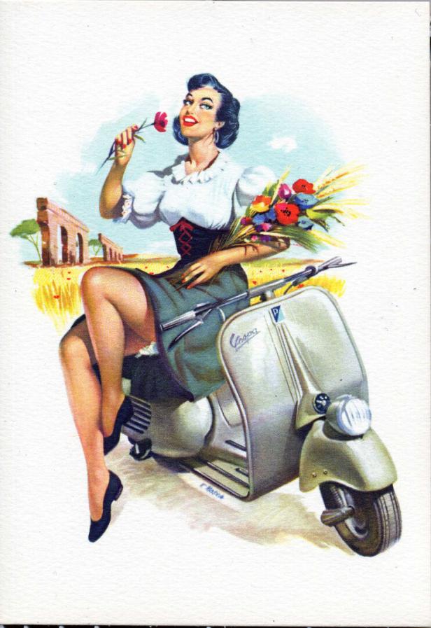 Eine Frau mit Blumenstrauß sitzt auf einer Vespa vor einer römischen Ruine.