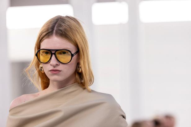 Brandon Maxwell präsentiert seine SS25-Kollektion während der New York Fashion Week.