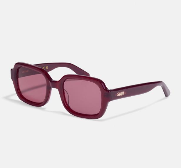 Eine burgunderrote Sonnenbrille der Marken Ace & Tate und Ganni.