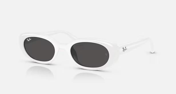 Eine weiße Ray-Ban Sonnenbrille mit dunklen Gläsern.