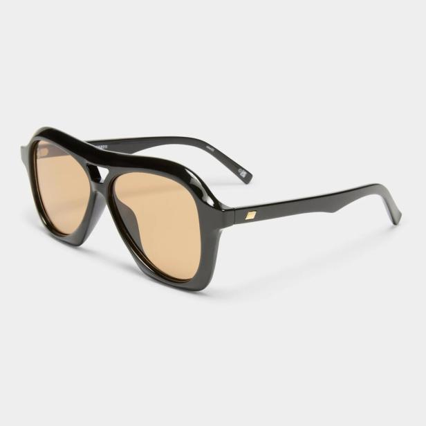Eine schwarze Pilotenbrille mit braunen Gläsern vor einem weißen Hintergrund.