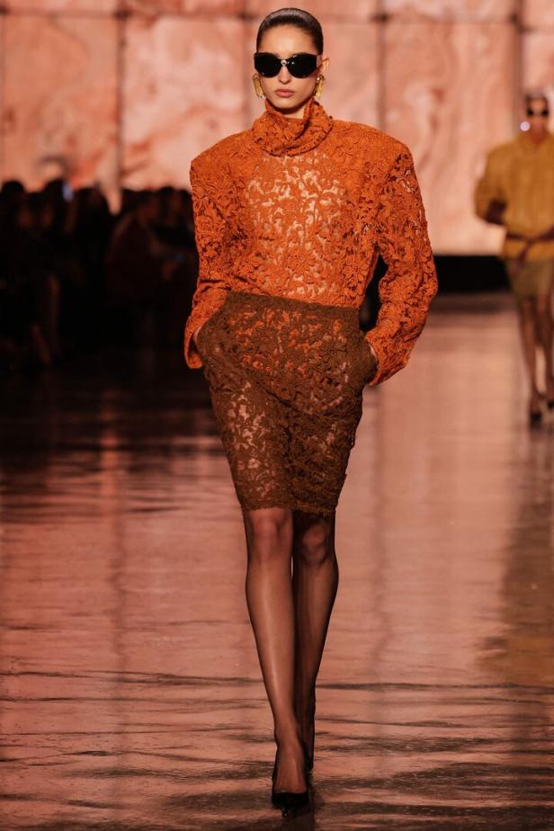 Ein Model präsentiert ein Outfit von Saint Laurent auf dem Laufsteg.