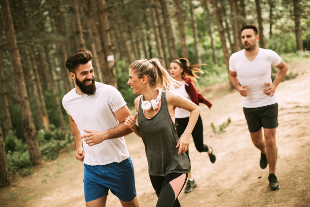 Vier Personen gehen zusammen joggen. 