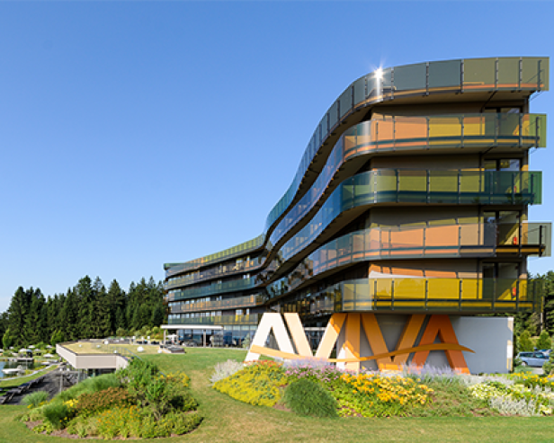 Ein Hotel in einer Naturlandschaft.