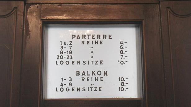 Eine Preistafel für Sitzplätze im Parterre und auf dem Balkon.