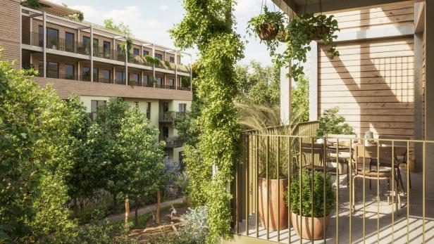 Auf dem Bild ist ein begrünter Balkon eines Wiener Wohnhauses abgebildet.