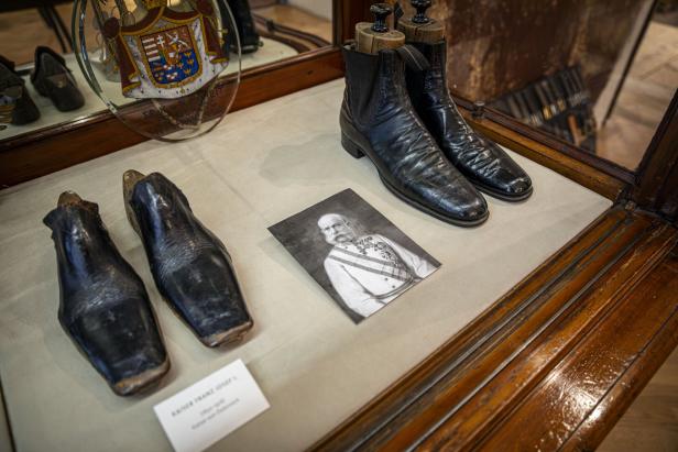 Schuhe von Maßschuhmacher Scheer neben einem Porträt von Kaiser Franz Joseph I..