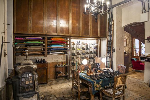 Einblick in das Geschäft Maßschuhe Scheer mit Schuhen, Stoffen und Möbeln.