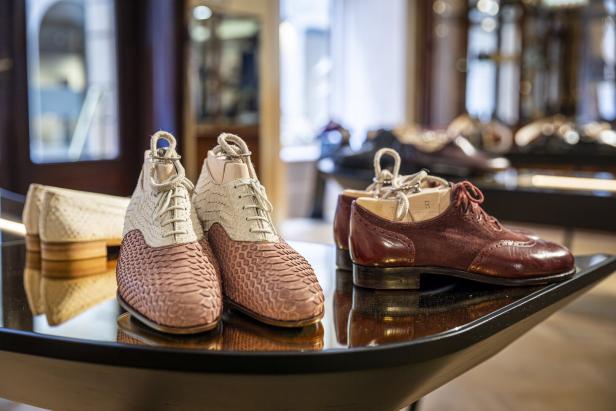 Verschiedene handgefertigte Maßschuhe von Scheer stehen auf einem Tisch.